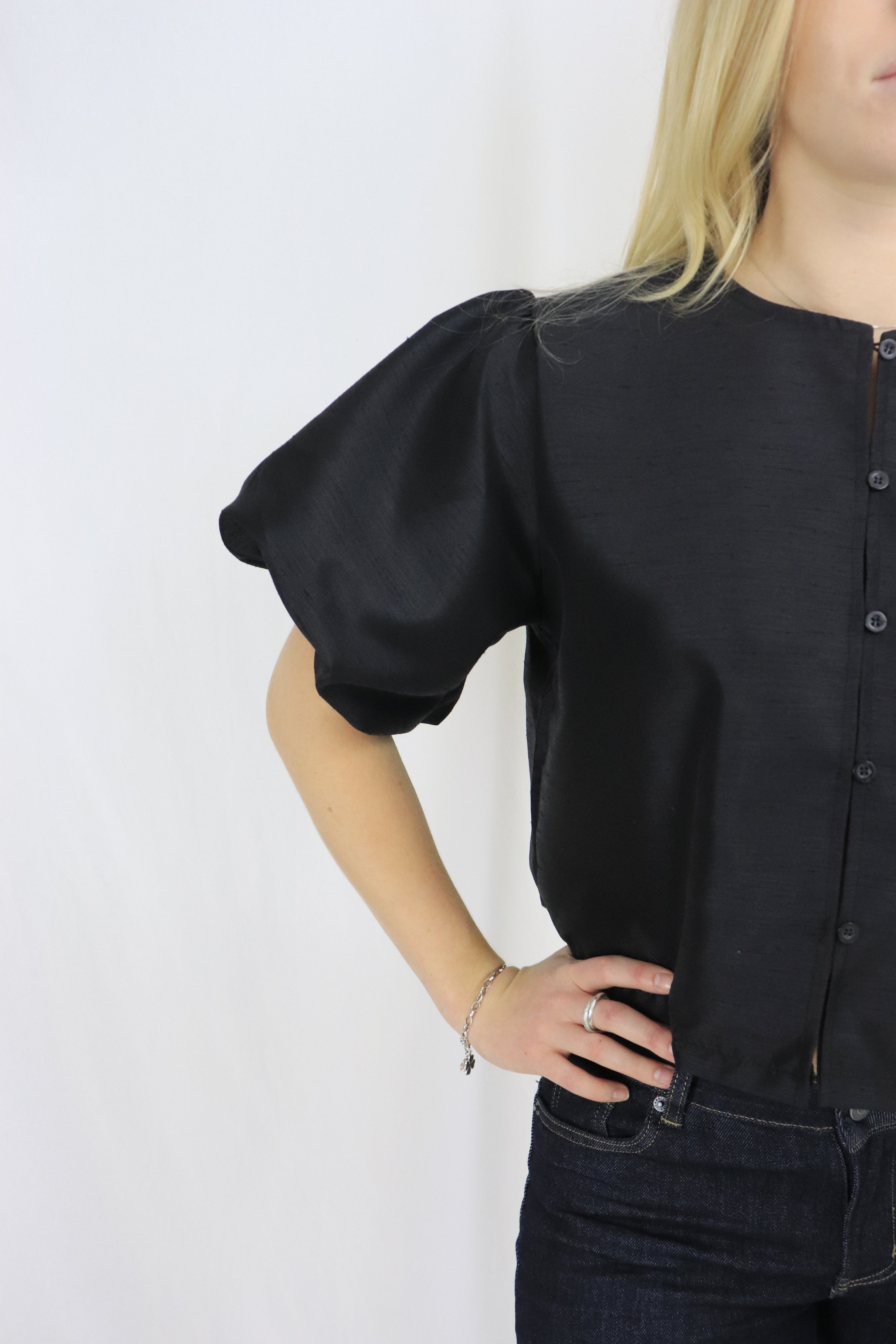Balloon Sleeve Button Top - Svart